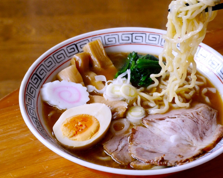 麺上げしているラーメンの写真